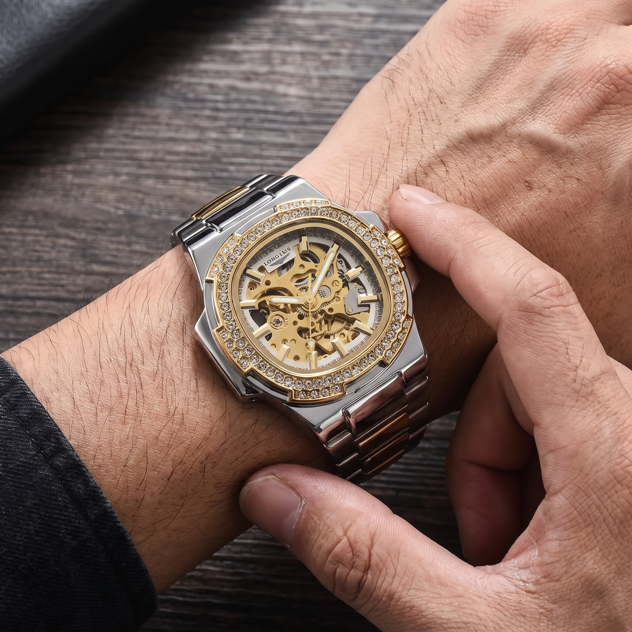 Monaco Skeleton Automatic Watch dourado - closeup no pulso
